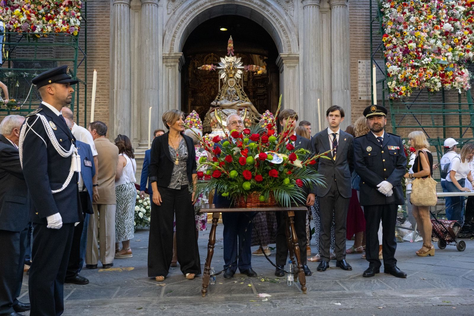 La ofrenda floral a la Virgen de las Angustias, en imágenes