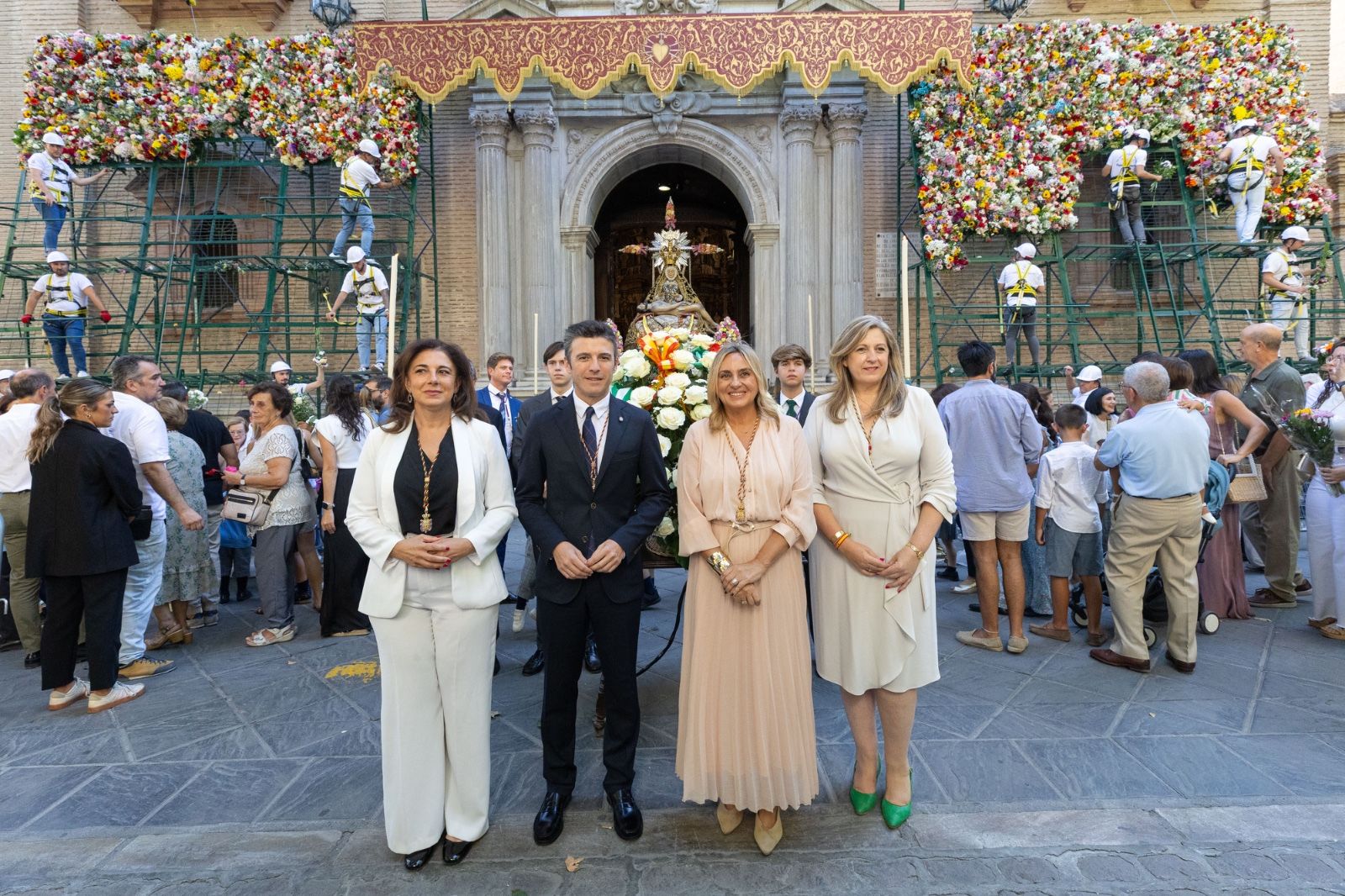 La ofrenda floral a la Virgen de las Angustias, en imágenes