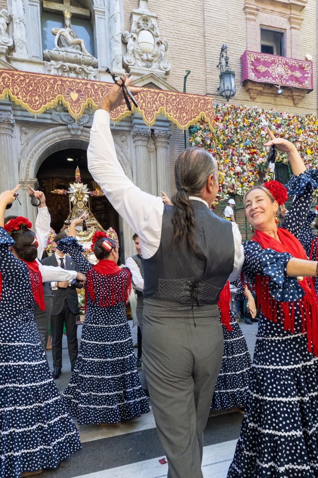 La ofrenda floral a la Virgen de las Angustias, en imágenes
