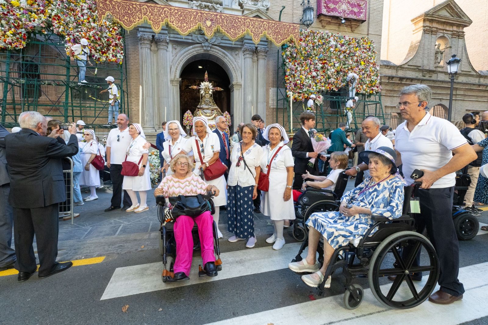 La ofrenda floral a la Virgen de las Angustias, en imágenes