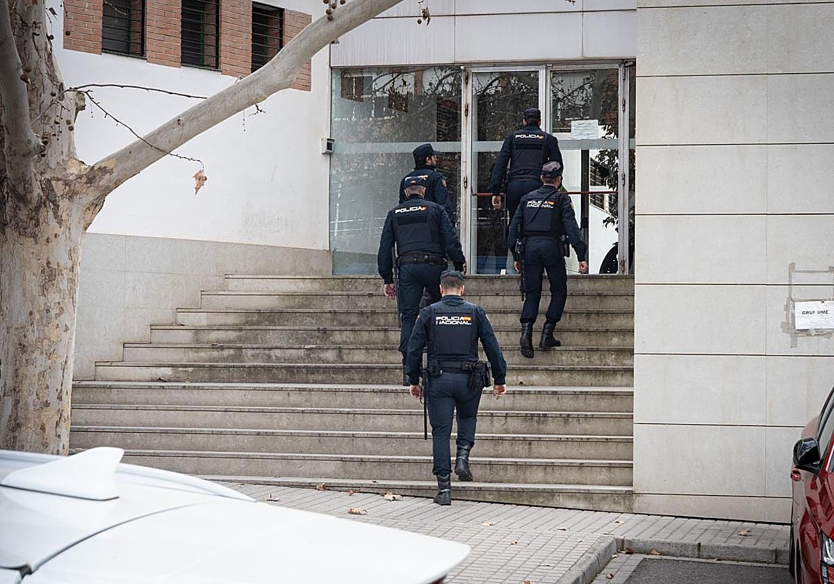 Agentes de la Policía Nacional entran en la Huerta del Rasillo.