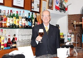 Armando detrás de la barra del San Remo