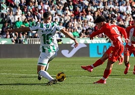 Nico Melamed dispara a puerta en el último duelo jugado en Córdoba.