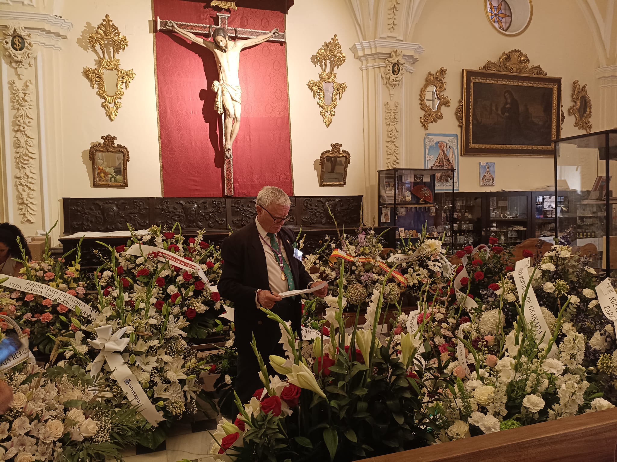 La Hermandad comprueba todos los centros que van llegando a la sacristía de la Basílica para la Ofrenda Floral