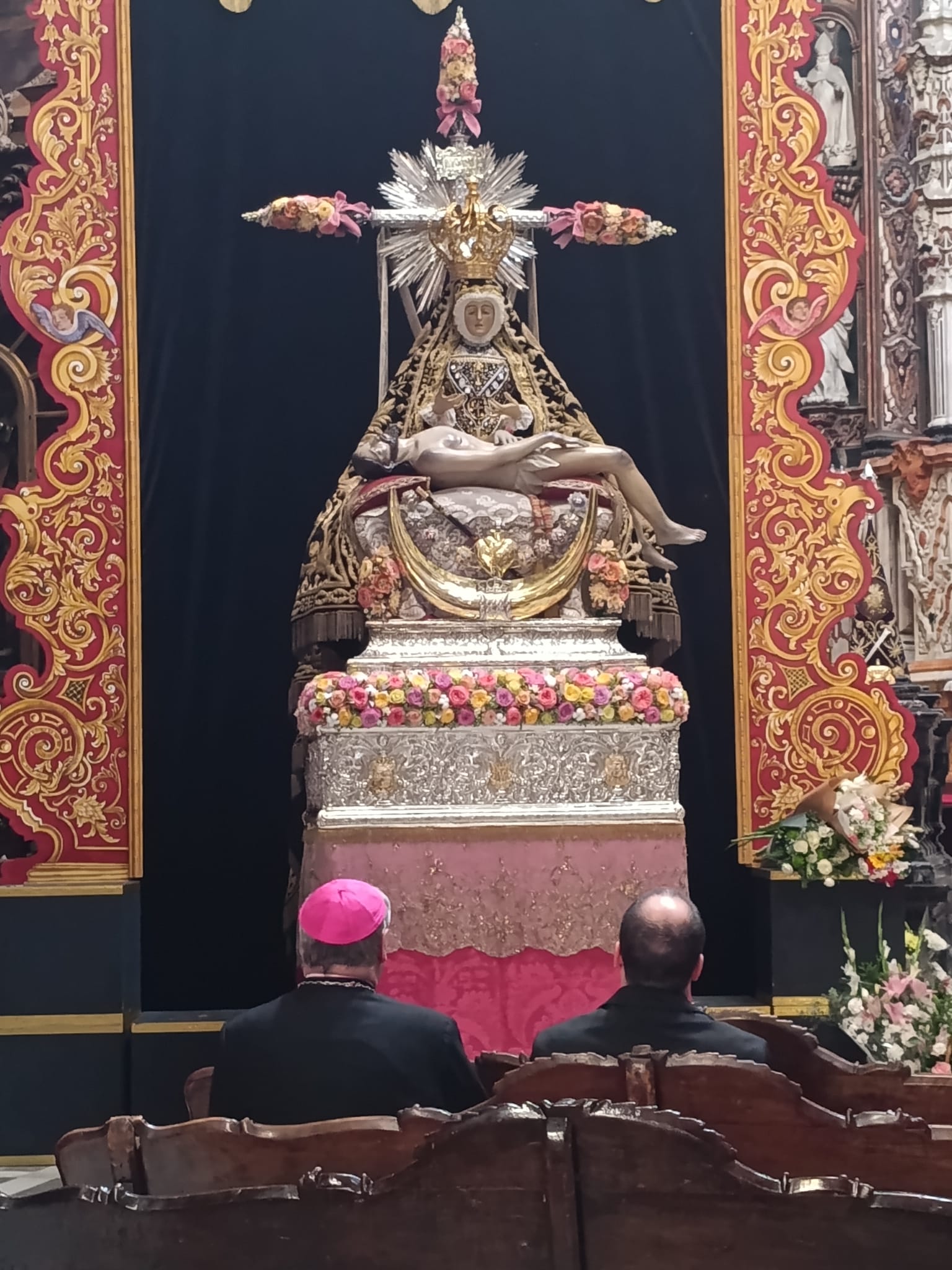 El arzobispo de Granada, José María Gil Tamayo, reza ante la Virgen momentos antes de la Ofrenda