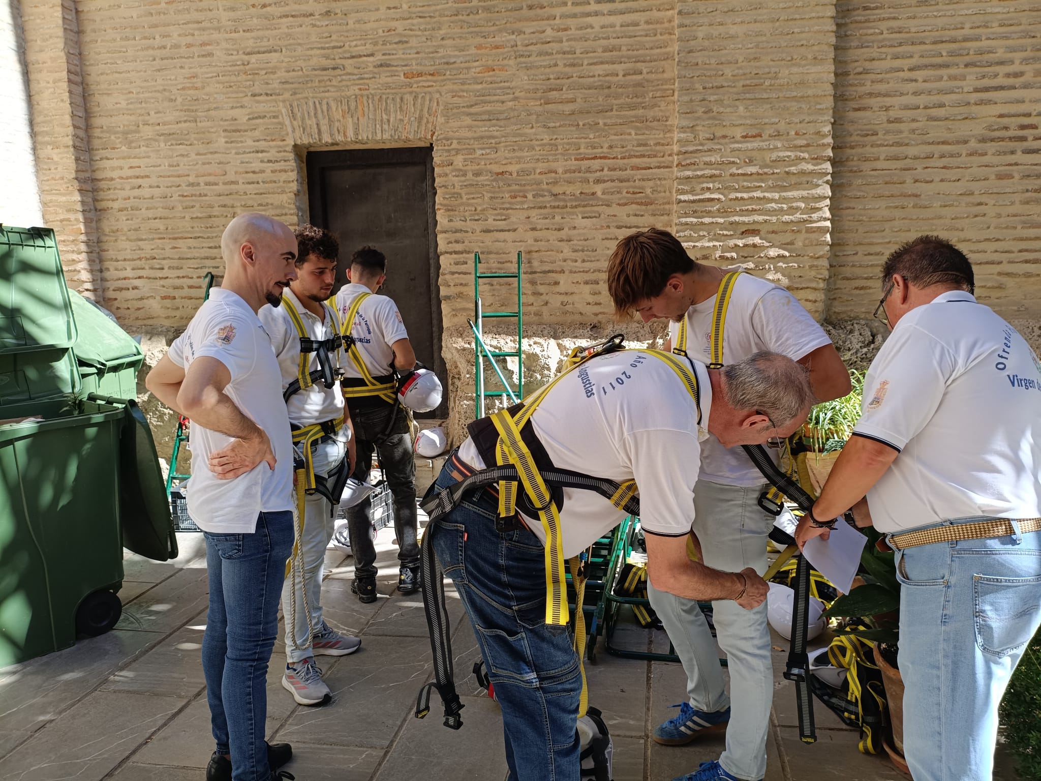 En el patio del Cristo de la Basílica se comprueba la seguridad de todos los participantes en la Ofrenda