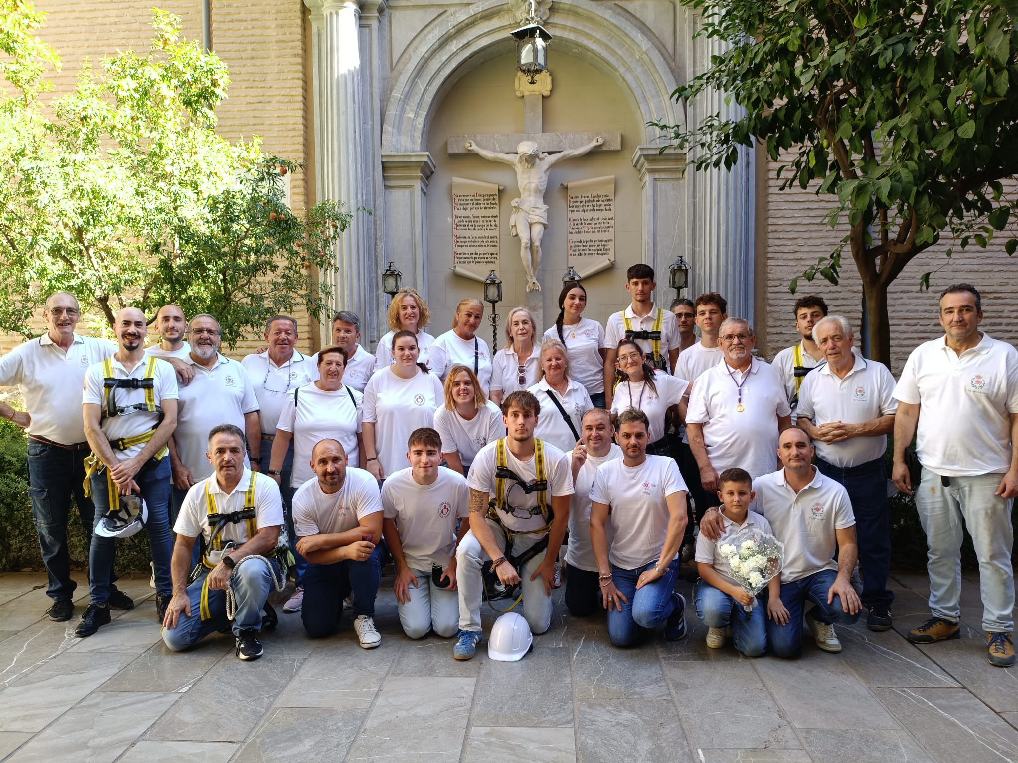 Foto de familia del primer equipo encargado de recoger los ramos y colocarlos en los paneles. Una parte de estos hermanos llevará también las cestas al interior de la Basílica