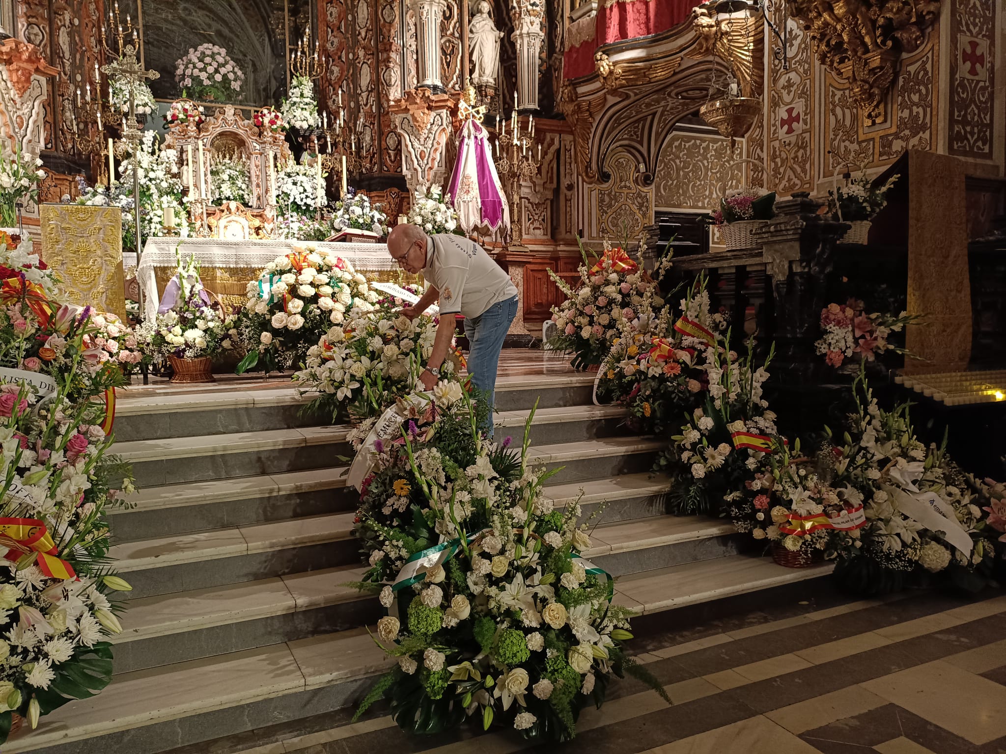 Las cestas ofrecidas a la Virgen llenan las escaleras del altar