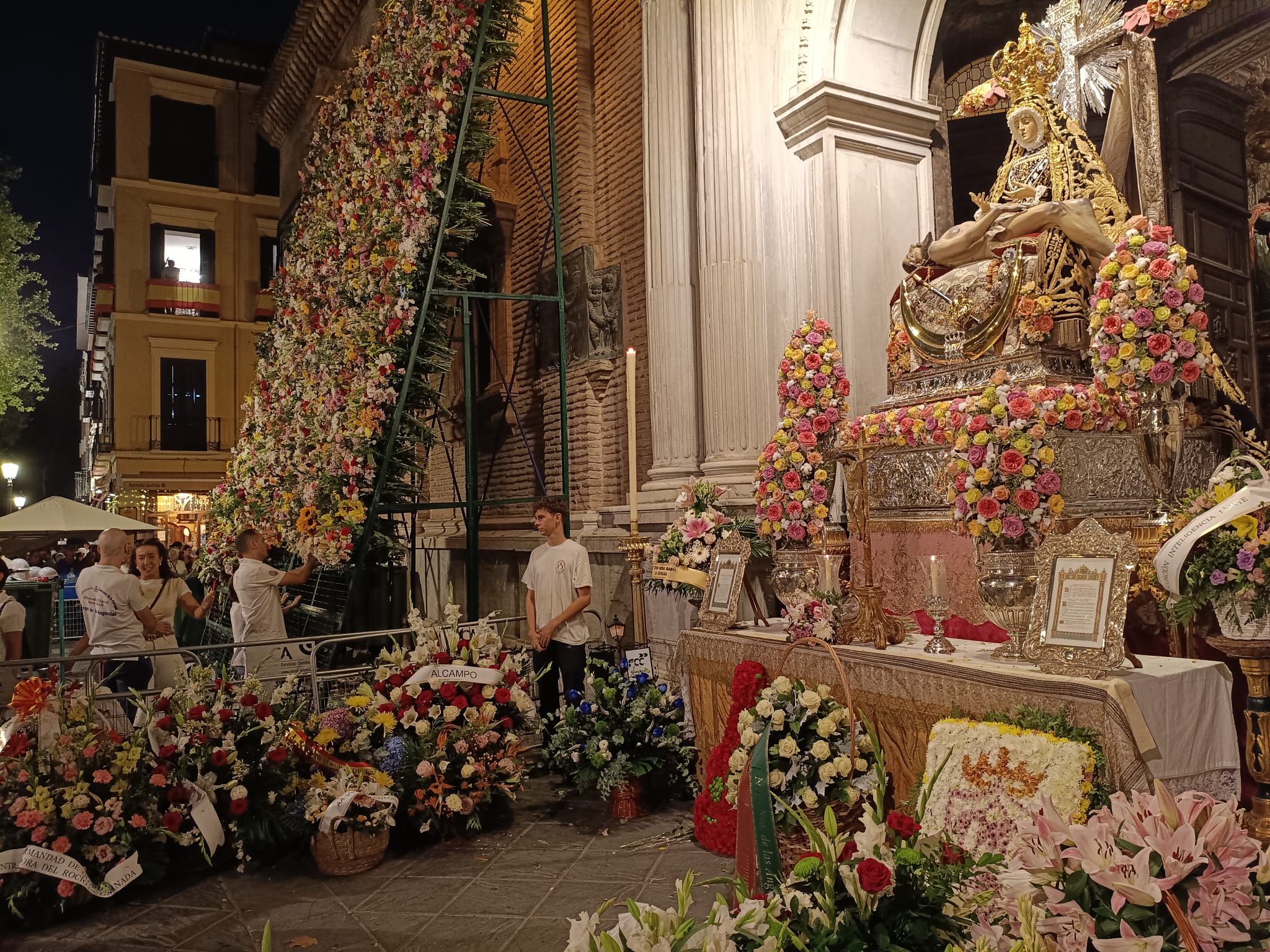 Cae la noche sobre la Carrera de la Virgen y Granada no cesa de demostrar su devoción a la Patrona llenándola de flores