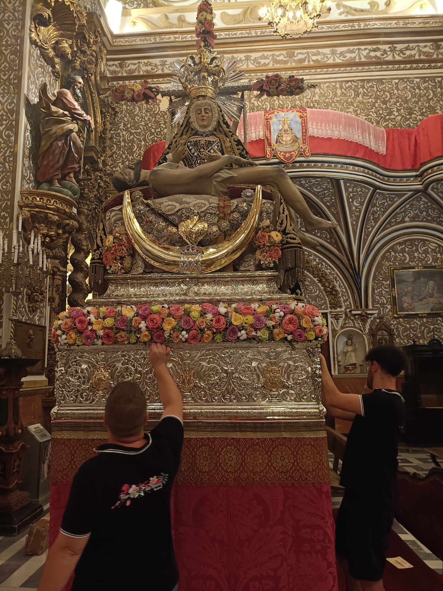 Los floristas Javier Guerrero y Jesús Lizana empiezan a colocar los exornos para la Ofrenda Floral