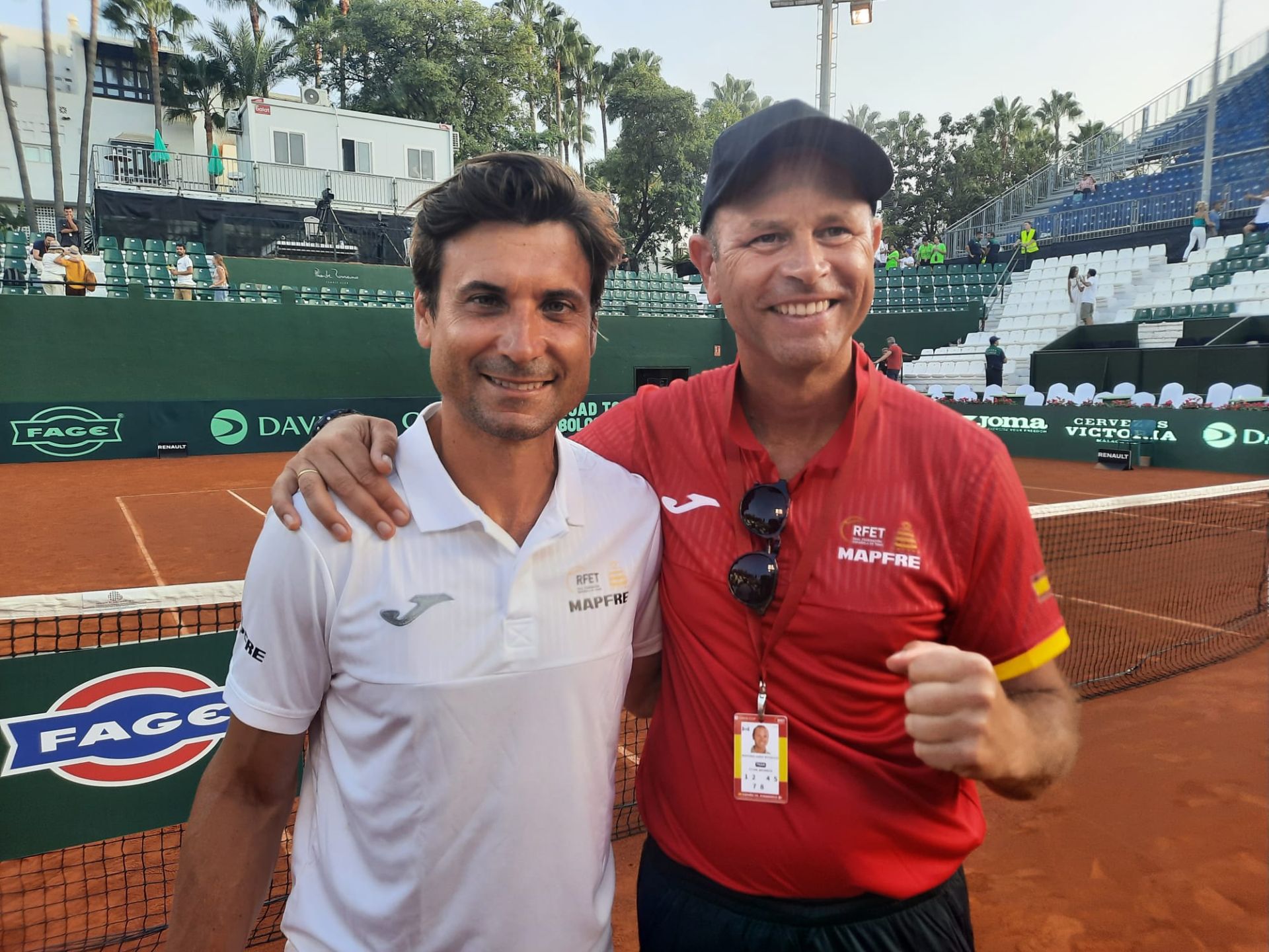 Maxi Ritacco (derecha) celebra junto a David Ferrer el triunfo en Copa Davis en Marbella.