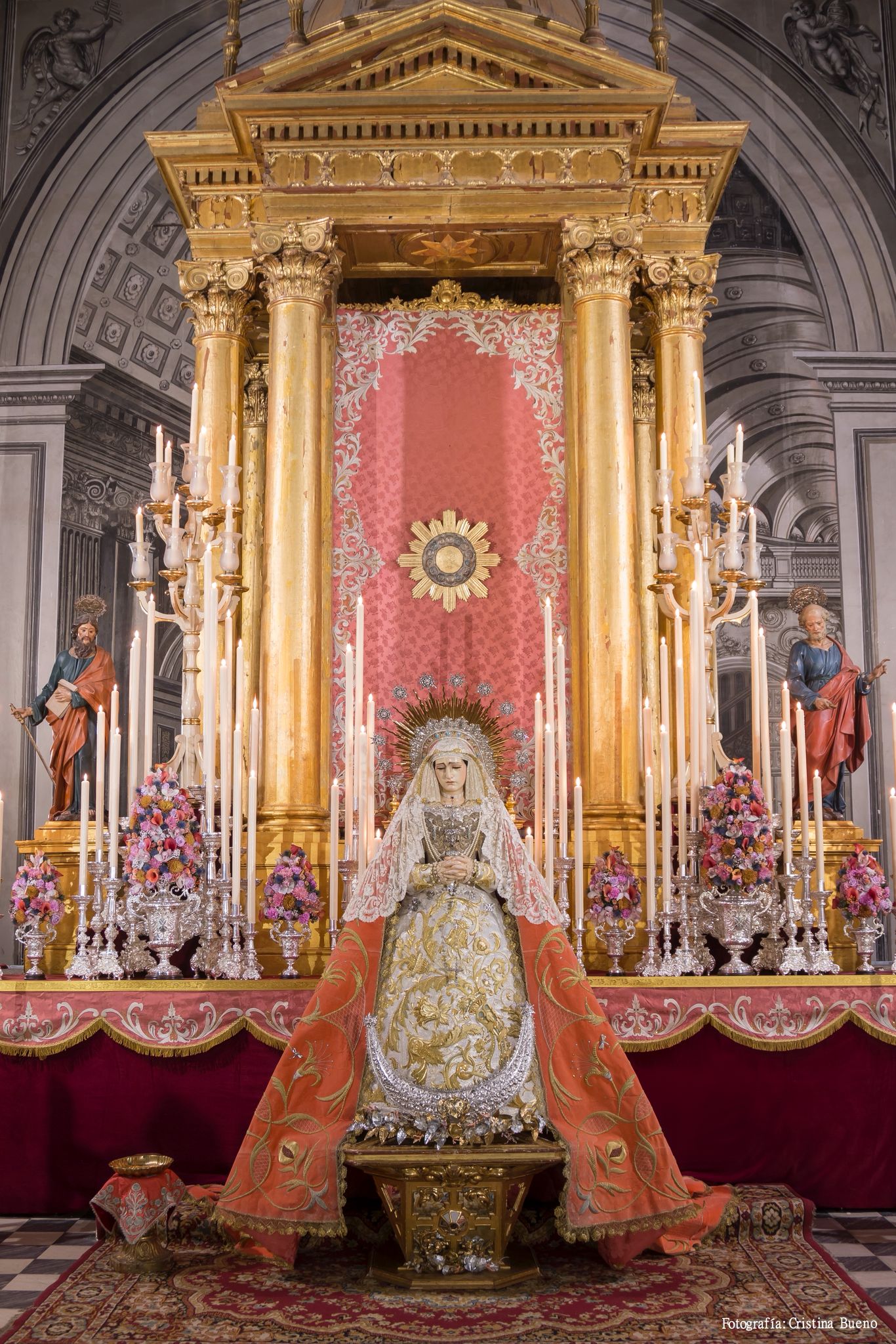 Imagen secundaria 2 - La Virgen de los Dolores en su altar para el Besamanos