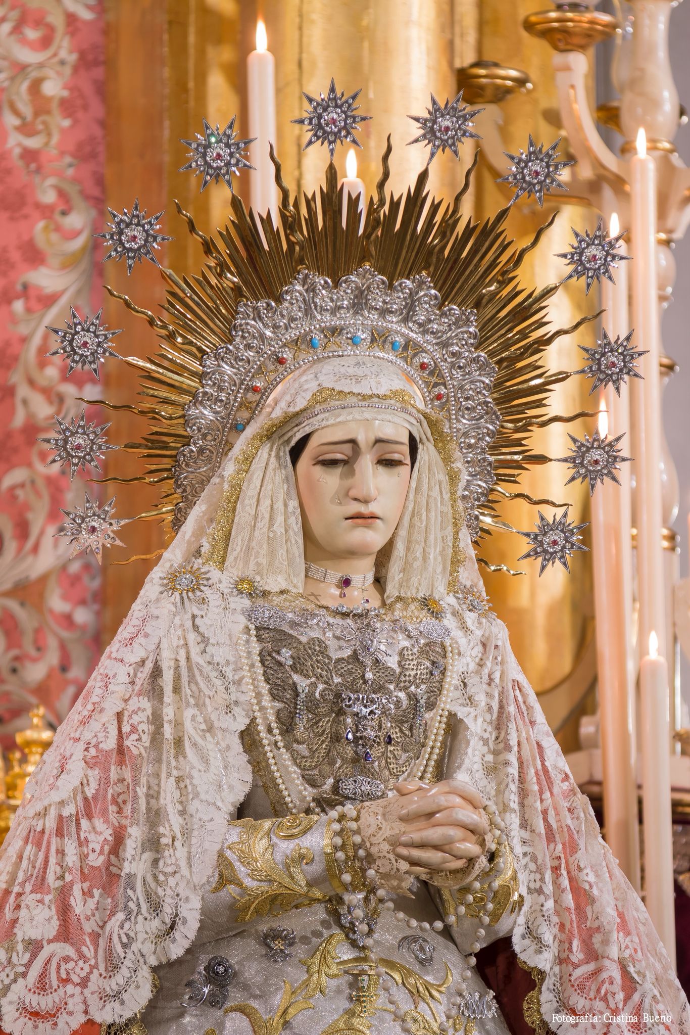 Imagen secundaria 1 - La Virgen de los Dolores en su altar para el Besamanos