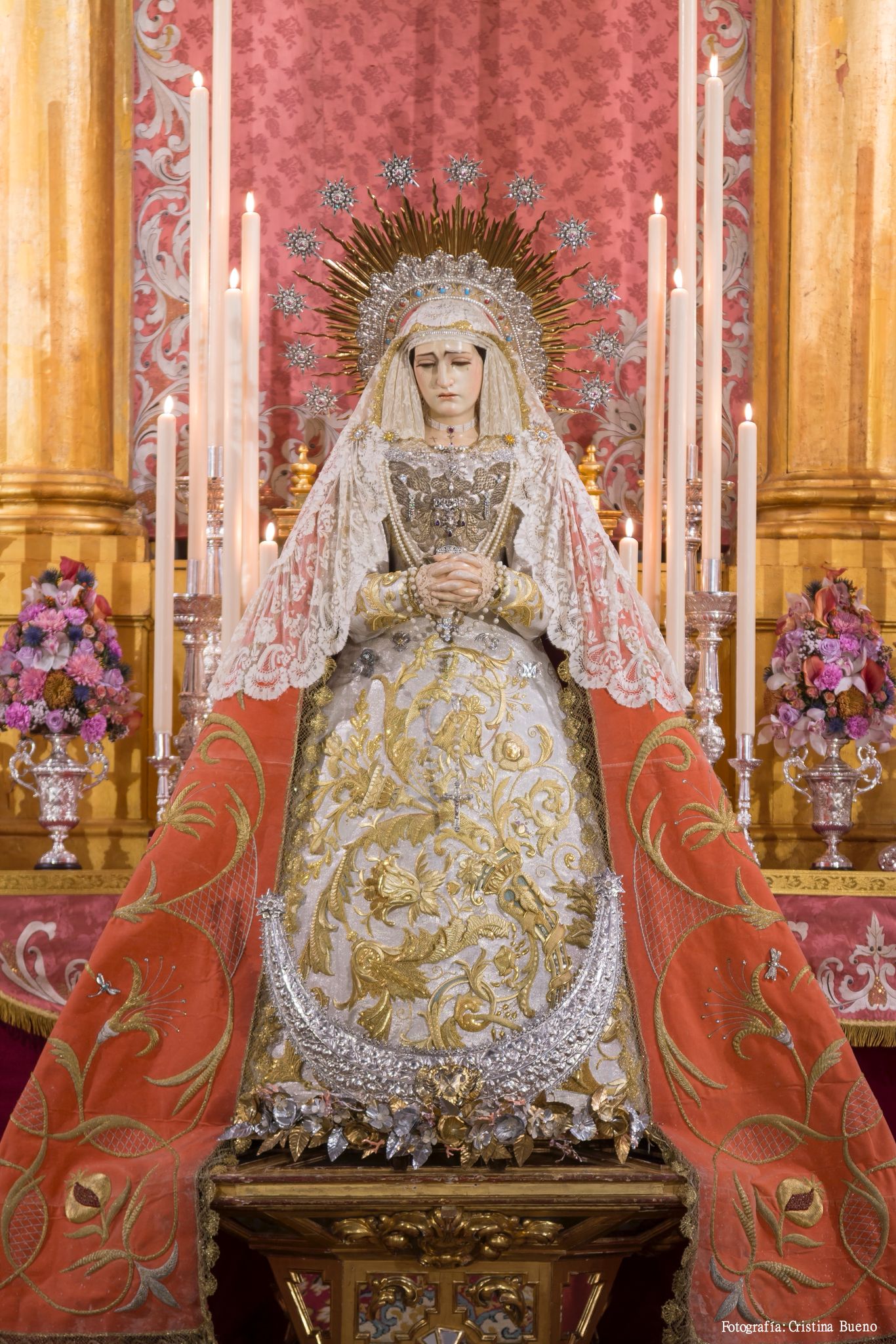 Imagen principal - La Virgen de los Dolores en su altar para el Besamanos