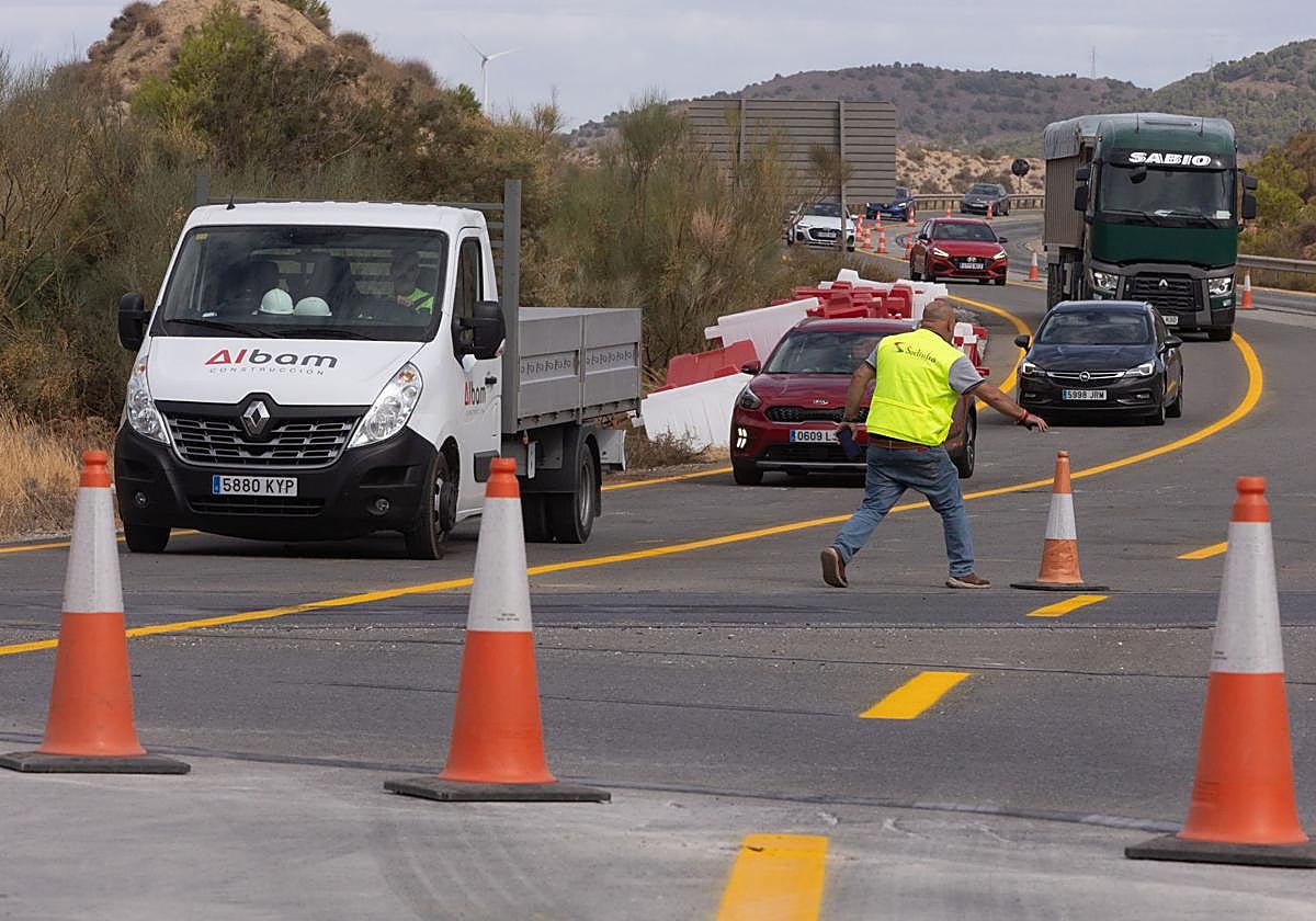 Corte de tráfico en la A-44 por las obras en Rules.
