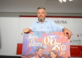 Diego Cruz, con el cartel de la programación de otoño.