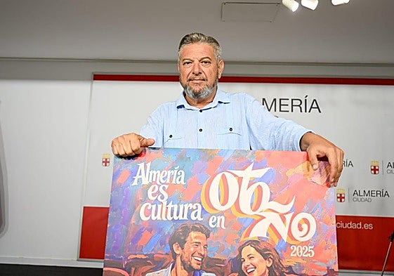 Diego Cruz, con el cartel de la programación de otoño.
