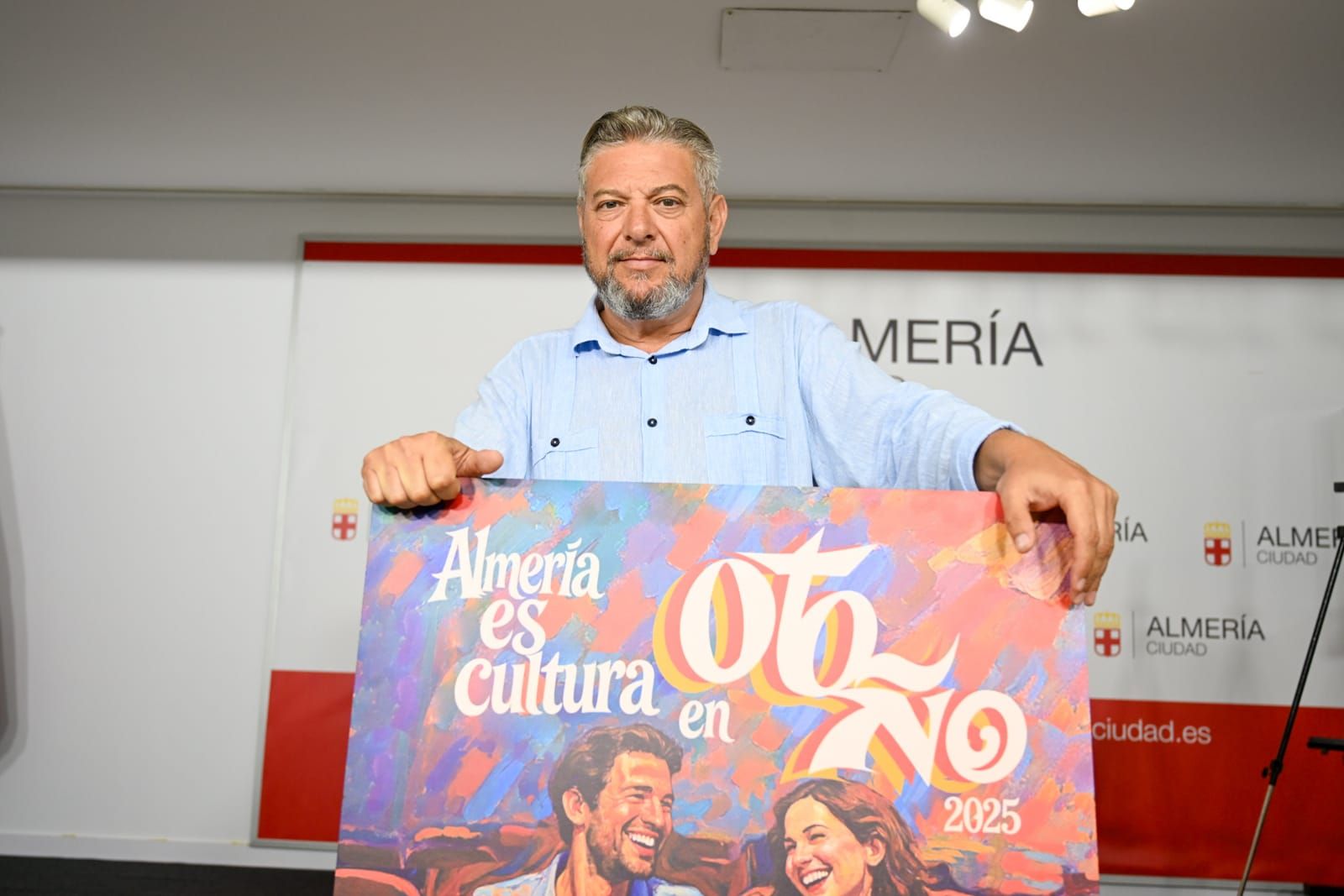 Diego Cruz, con el cartel de la programación de otoño.
