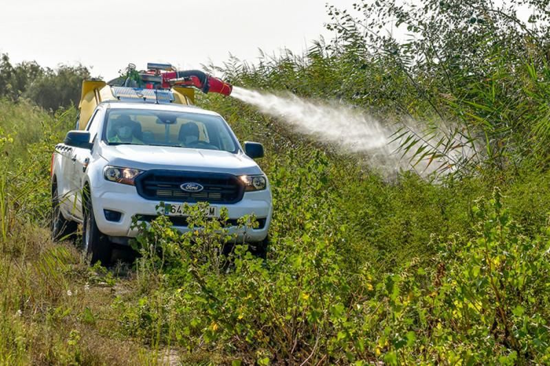 Un operario fumiga una zona para evitar la presencia de mosquitos.