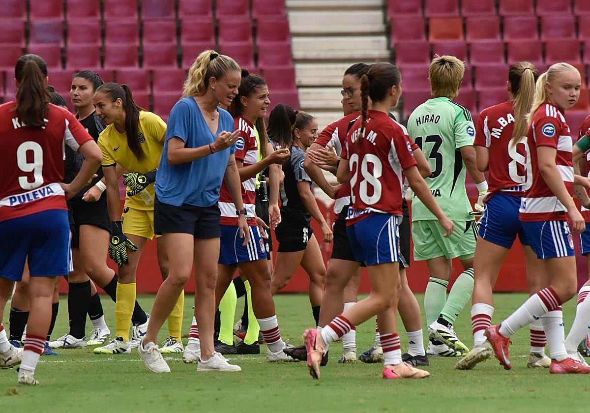 Las jugadoras del Granada, durante el encuentro contra el Badalona Women en Los Cármenes.