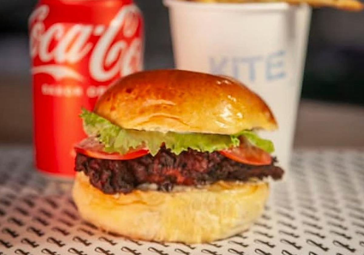 Dos restaurantes de Almería aúnan fuerzas para crear una hamburguesa 'japoalmeriense'