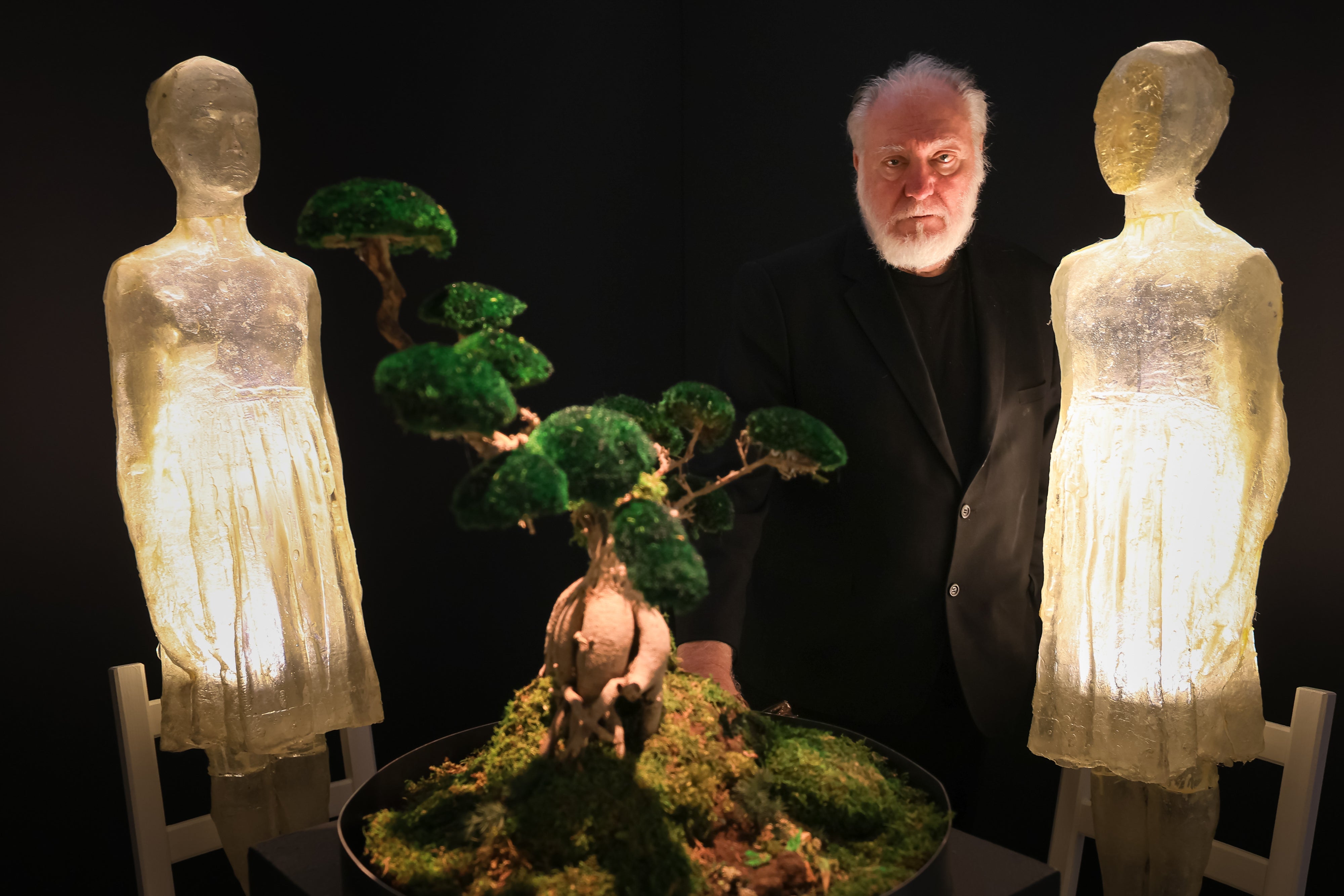 Eugenia Cuttica, junto a una de sus obras que se exponen en la Fundación CajaGranada.