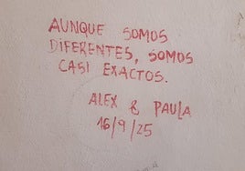 Pillan a una pareja de turistas realizando una pintada de amor en el Albaicín.