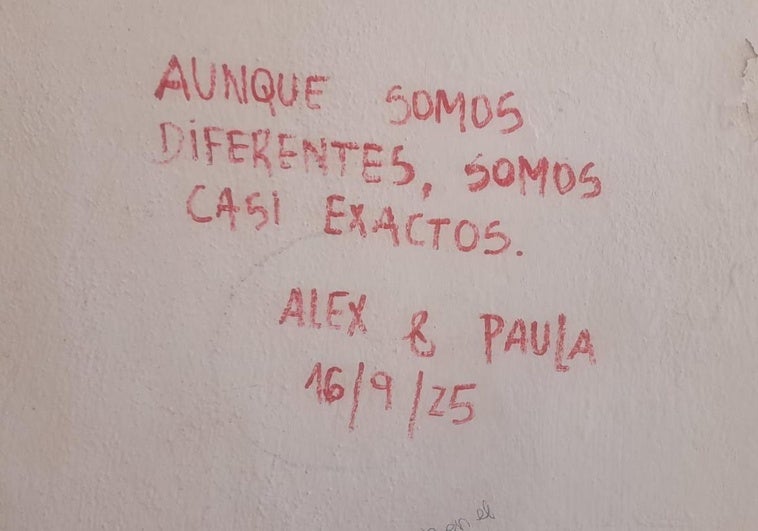 Pillan a una pareja de turistas realizando una pintada de amor en el Albaicín