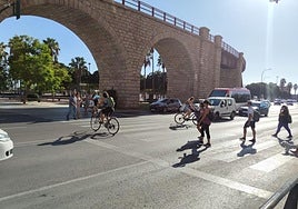 Viandantes y ciclistas en un paso de peatones de Almería.