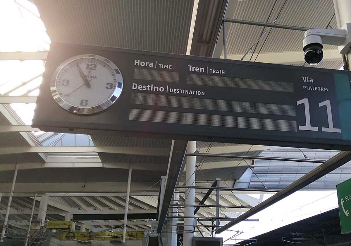 El reloj marca casi las once de la mañana en Atocha, una hora de retraso respecto a la hora prevista.
