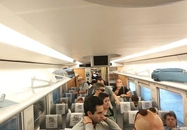Pasajeros en el AVE que ha llegado con retraso a Madrid.