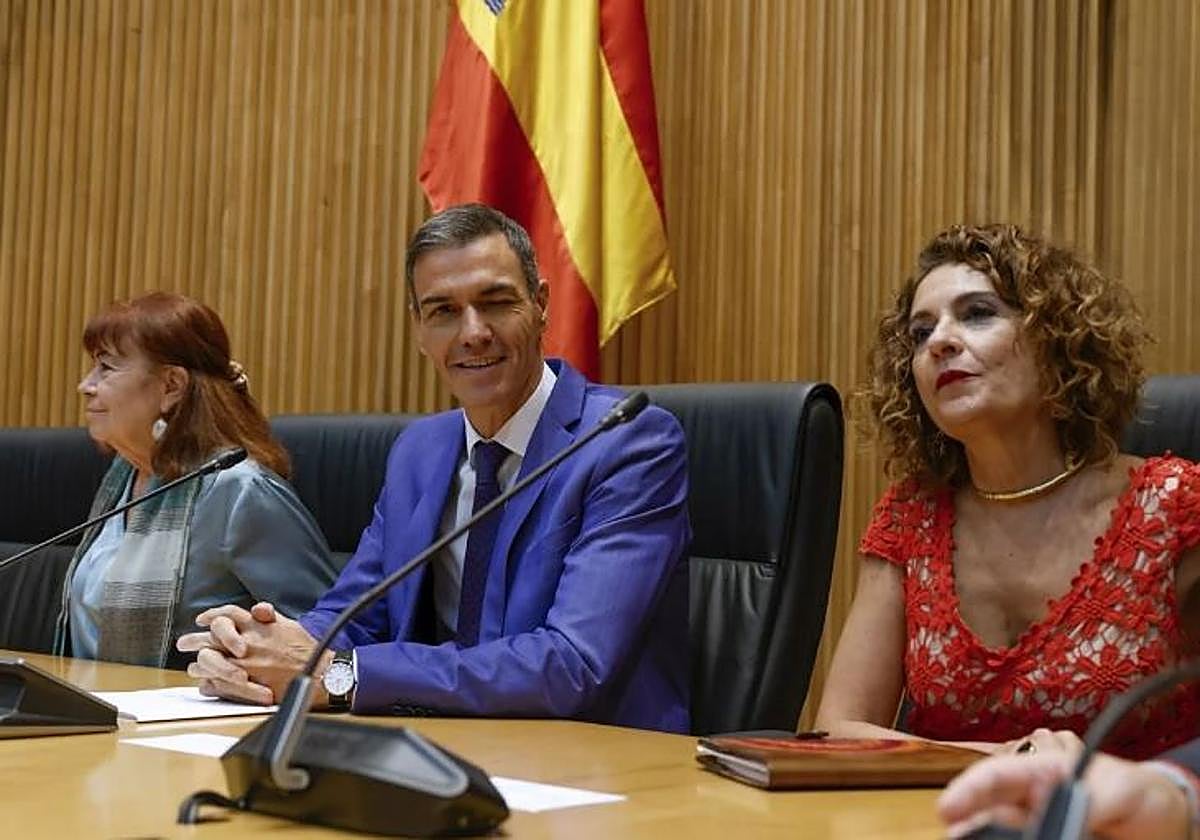 Pedro Sánchez y Montero, en la interparlamentaria del PSOE.