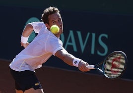 Roberto Carballés devuelve una bola en un entrenamiento con el equipo de Copa Davis en Marbella.