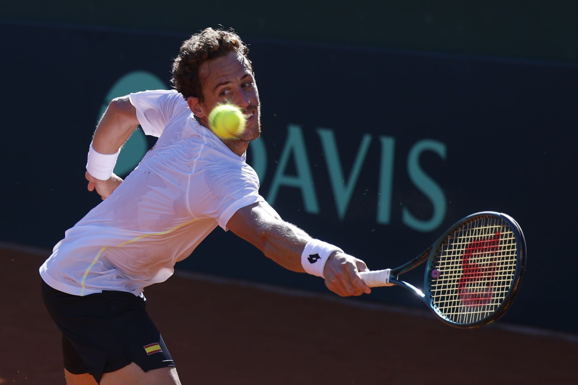 Roberto Carballés devuelve una bola en un entrenamiento con el equipo de Copa Davis en Marbella.