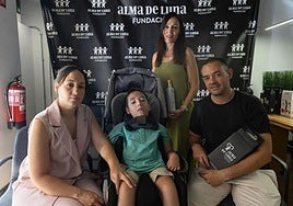 Adrián junto a sus padres y la responsable de marketing de la Fundación Alma de Luna.