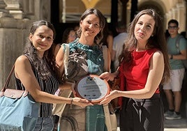 Las dos premiadas de la UGR, junto a su profesora.
