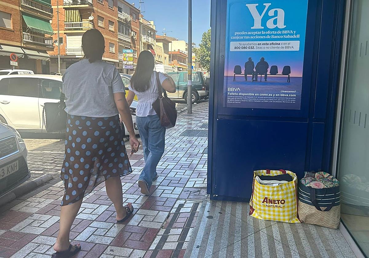 Exterior de la sucursal en el que este individuo guarda sus pertenencias