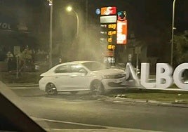 Identifican a un conductor que se estampó en una rotonda en Albolote y se dio a la fuga.