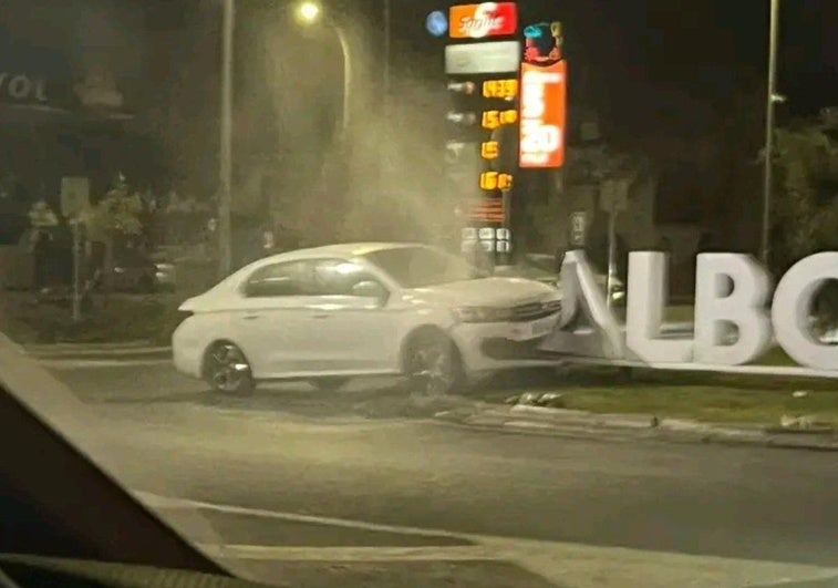 Identifican a un conductor que se estampó en una rotonda en Albolote y se dio a la fuga