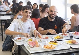 Estudiantes comiendo el menú de comedores