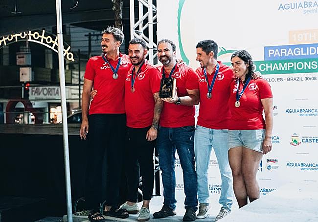 El equipo español de parapente, plata en el Campeonato del Mundo.