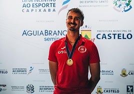 El piloto granadino posa con su bronce mundialista.
