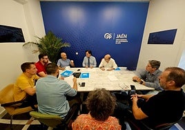 Reunión de los concejales del PP con representantes sindicales.