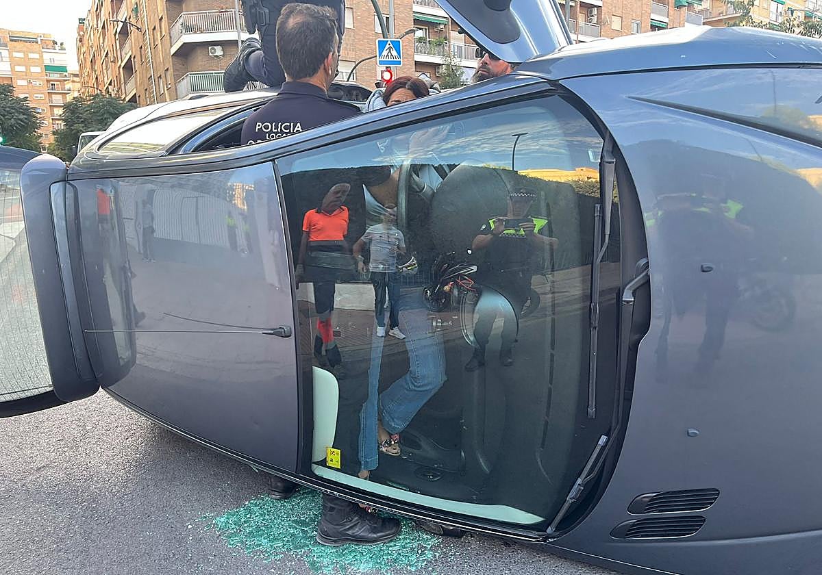 Accidente con un coche volcado en el cruce entre Arabial y el Camino de Purchil este jueves