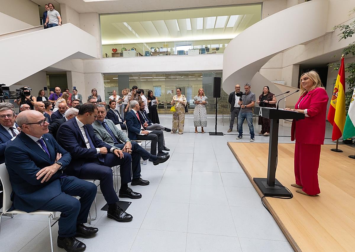 Imagen secundaria 1 - Antonio Sanz, Marifrán Carazo y Pedro Mercado durante sus intervenciones.