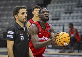 Babatunde mira al aro antes de ejecutar un lanzamiento durante una sesión preparatoria del Covirán.