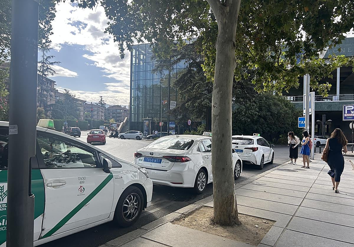 Un fallo en internet impide pedir un taxi por teléfono en Granada