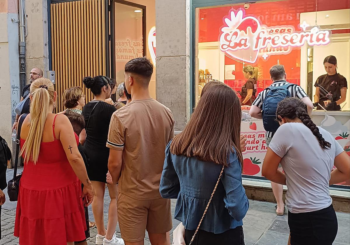 Largas colas en la puerta de La Fresería