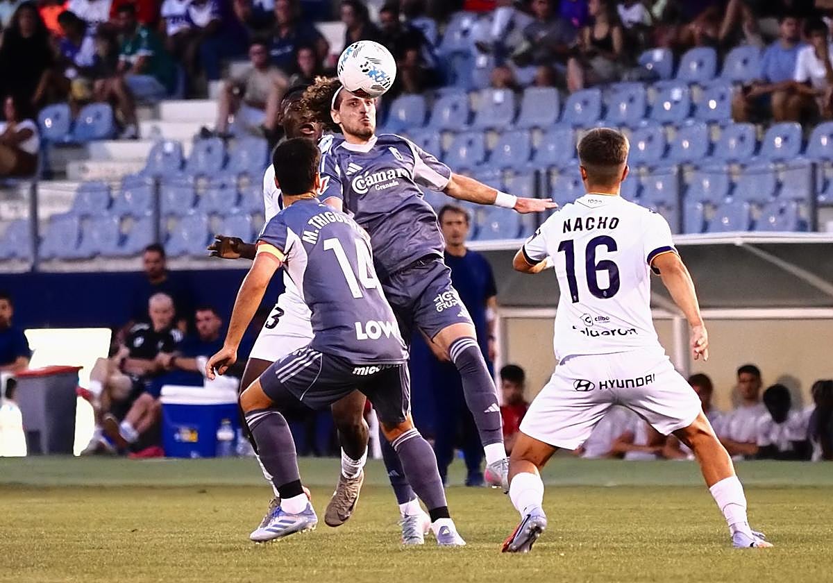 Luka Gagnidze pelea por un balón dividido en La Victoria.