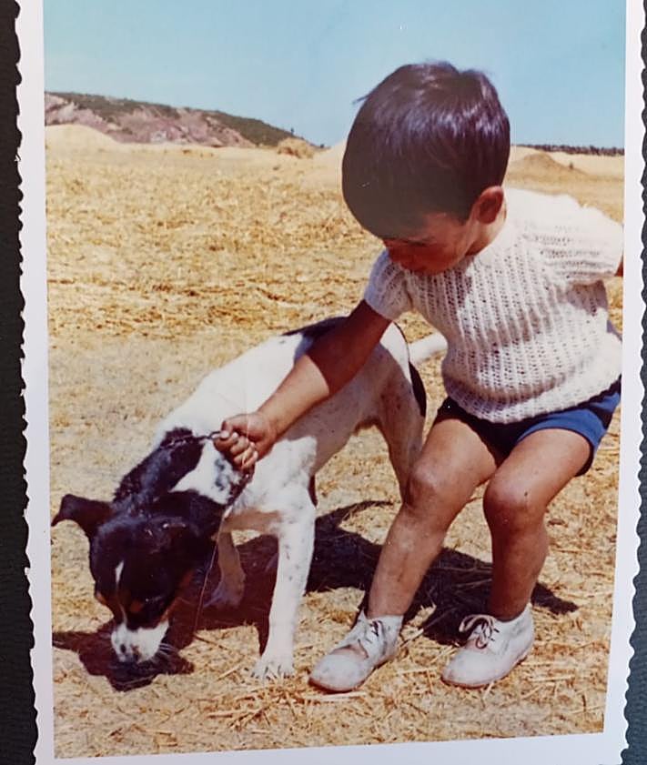 Imagen secundaria 2 - Pacheta, en el Espanyol junto a Pep Guardiola; con su familia al completo hace años; y de niño en la era familiar junto a Tuli, el perro de la familia.